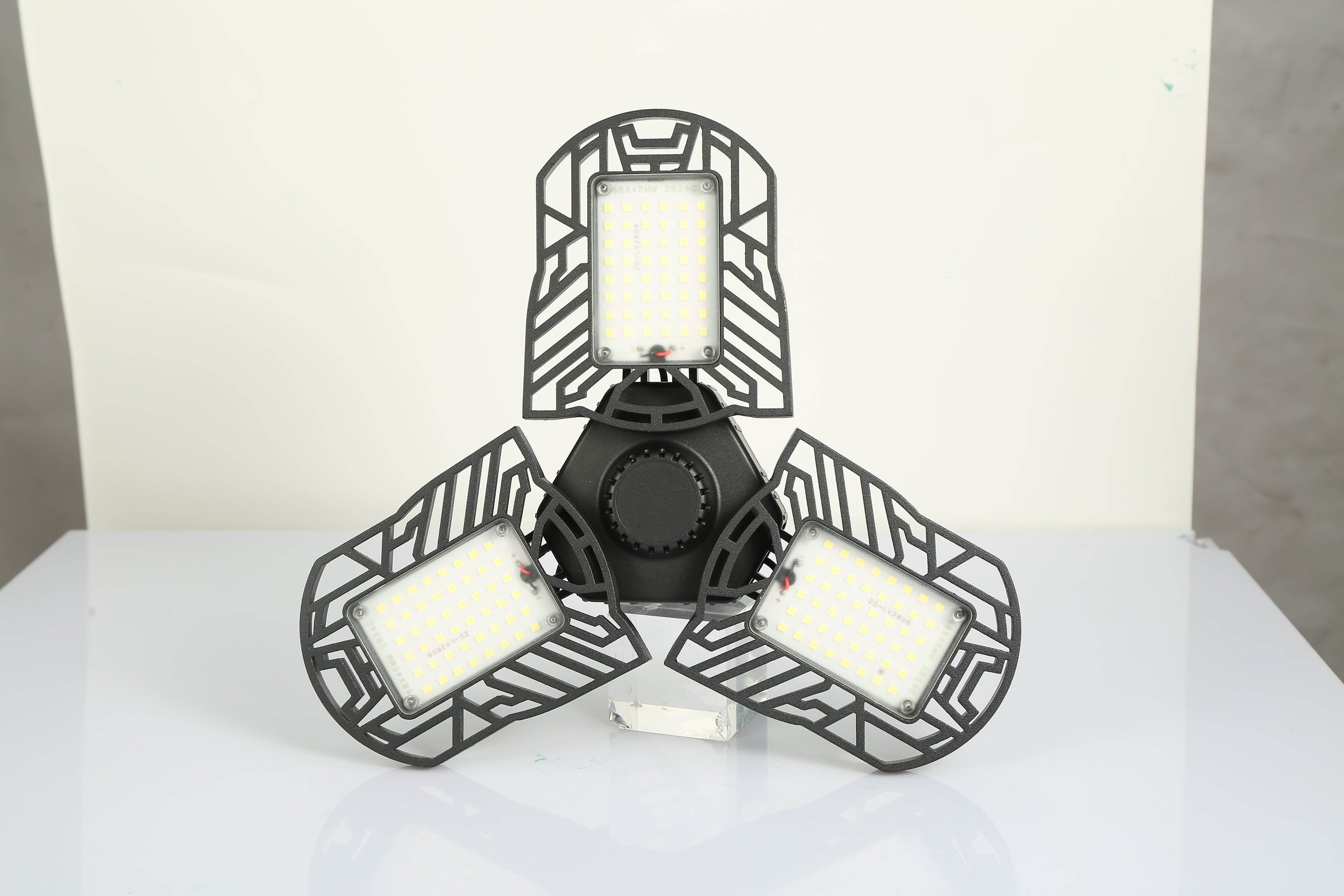 LED Garage Light E26 E27 80W 7000LM 6500K Garage Ceiling Light Deformable Workshop Lamp Die Cast Aluminum LED Ceiling Light Bulbs With 3 Adjustable Panels For Barn Shop Warehouse Workshop