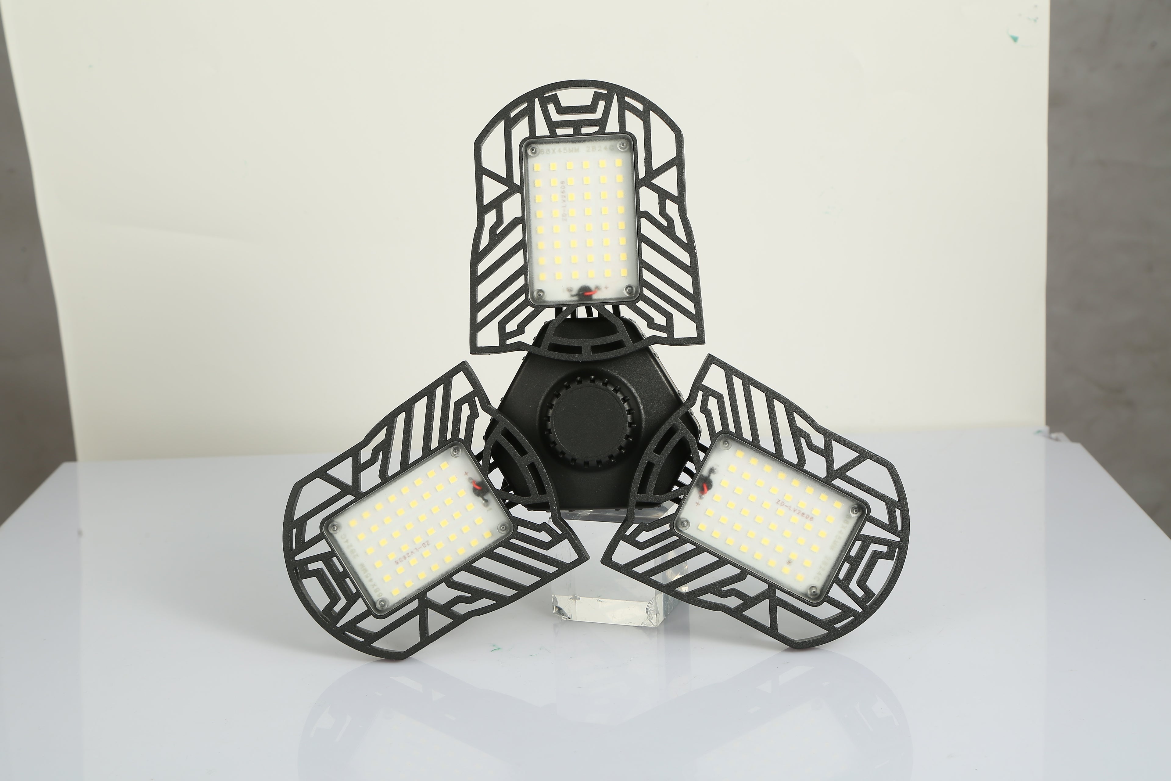 LED Garage Light E26 E27 80W 7000LM 6500K Garage Ceiling Light Deformable Workshop Lamp Die Cast Aluminum LED Ceiling Light Bulbs With 3 Adjustable Panels For Barn Shop Warehouse Workshop